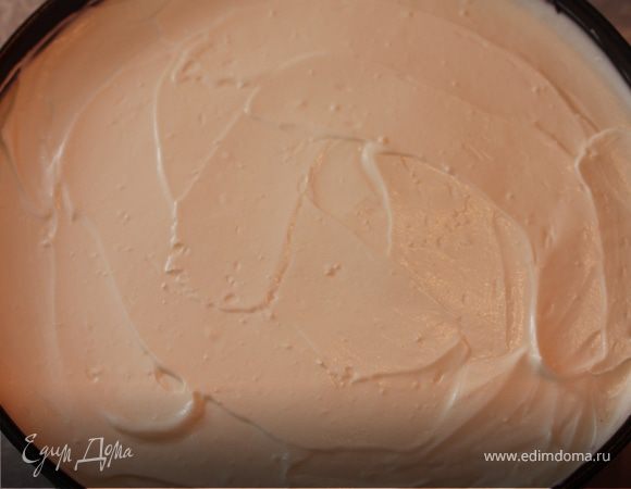 Сметану взбить с сахаром. Ввести маскарпоне, не переставая взбивать. Распределить равномерно крем поверх начинки. 