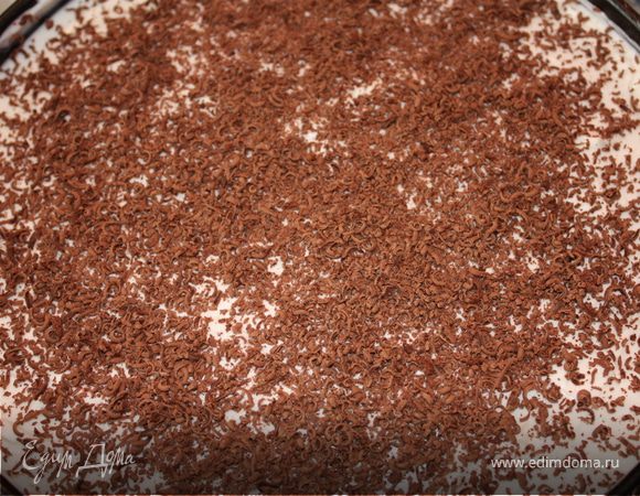 Сверху посыпать тертым шоколадом. И поставить в холодильник минимум на 3 часа.