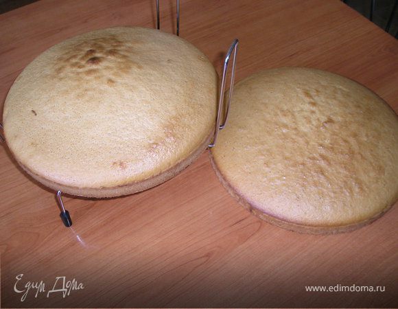  Взбить    яйца  с  сахаром, добавить  5  ст.л.  воды, взбить. Подмешать  лимонную  цедру, просеянные  муку, крахмал, разрыхлитель. Разъемную  форму  (d 24 см) выстелить  пергаментом, смазать  слив. маслом, поставить  выпекаться  в  разогретую  духовку. Также  выпечь  и  2-й  бисквит.  