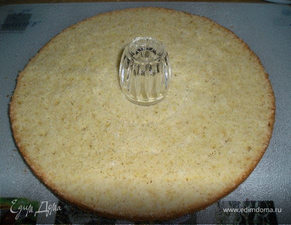 Половинки  одного  бисквита  откладываем  в  сторону, а  каждую  половинку  другого  разрезаем  на  кольца. Я  использовала  для  этого  тарелку, затем  пиалу, чашку, рюмку.