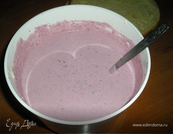 Замочить  желатин  в  небольшом  кол-ве  теплой  воды  на  30 мин. 

Ягоды  смешать  с сахаром, лимон.соком, слегка  прогреть  на  плите  (до  расстворения  сахара). Снять  с  огня, добавить  желатин, размешать, охладить. Добавить  ягоды, размятый  вилкой  творог, 600 мл взбитых сливок. 

 Крем  выложить  в  конд.мешок. 