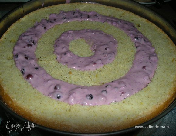  В  разъемную  форму  выложить  целую  половинку  бисквита. На  нее  выложить  кольца  одного  из  разрезанных  бискитов  через  одно. Образовавшиеся  пустоты  заполнить  кремом.