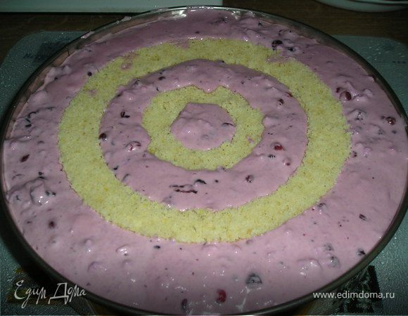  Поверх  выложить  оставшиеся  кольца  от  этого  же  бисквита. Пустоты  заполнить  кремом.