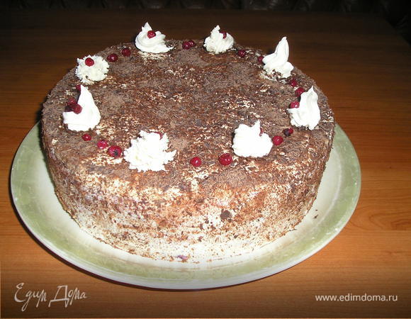 Торт  освободить  от  формы. Взбить  400 мл  сливок, нанести  на  торт  со  всех  сторон. Украсить  тертым  шоколадом.