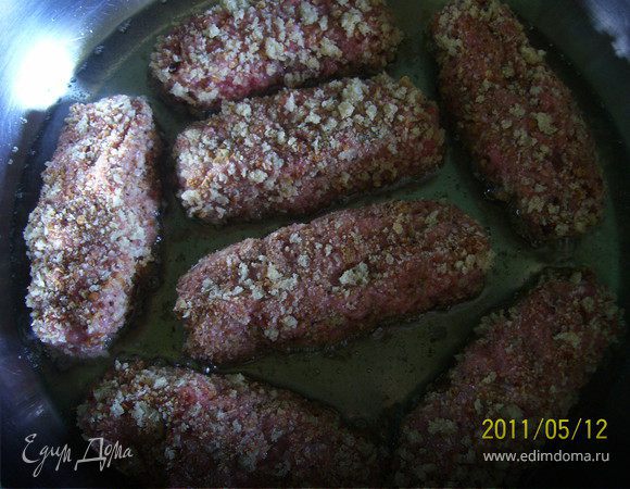 Куриный фарш необходимо взять хорошо охлажденный, так как он довольно жидковат. Добавляем яйцо, 2 ст.л. сухарей панировочных, соль, специи. Очень хорошо вымесить. Чеснок раздавить чеснокодавкой, соединить с фаршем. 