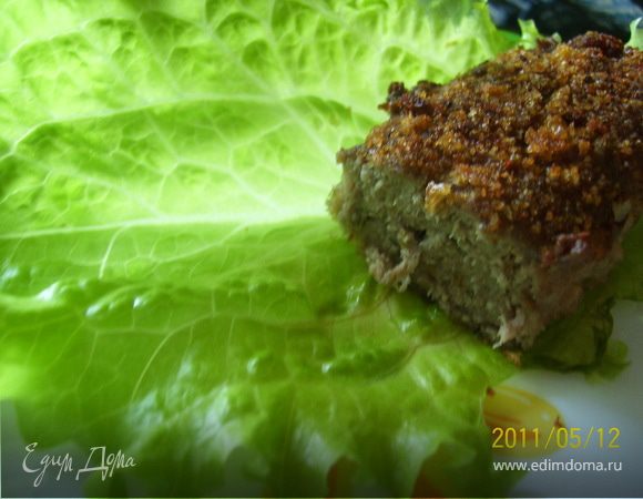 В панировочные сухари добавляем сушеный чеснок, перемешиваем. Из фарша формируем продолговатые котлетки-палочки. Ображиваем на растительном масле до готовности. Мне очень нравится в качестве гарнира к палочкам подавать рагу из фасоли.