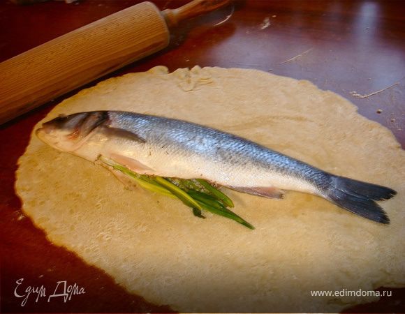 Рыбу очистить от чешуи, удалить жабры, глаза, внутренности. Подготовим начинку для нашей рыбки. Смешиваем соль, белый перец, орегано, шафран, берем свежий или сушеный розмарин, разрезанные на половинки дольки чеснока или свежую черемшу. Этой смесью шпигуем брюшко рыбы.