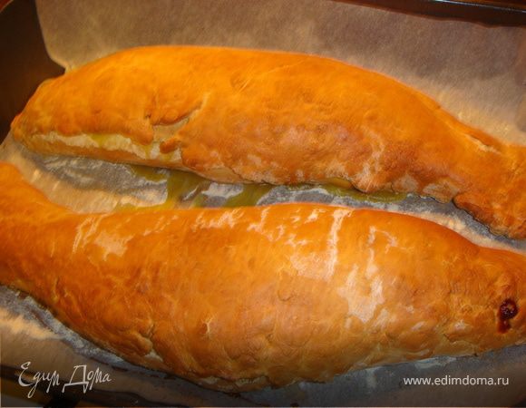 Тесто раскатать с помощью скалки, до толщины 0,5см. Обернуть тестом рыбку, края смазать яйцом, чтобы склеились. Придать тесту форму рыбки, оформить голову и плавник. Смазать яйцом.