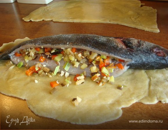 Рыбка так пришлась по вкусу, что мне захотелось продолжить работу в данной области. Следующий способ запекания был таков. Через хребет, удалив все кости и внутренности, начиняем овощами, у меня были баклажаны, болгарский перец, кабачок, кедровый орех, лук, чеснок, специи. Обертываем тестом и отправляем в духовку, при толщине теста 0,2 см я запекала 40 мин.