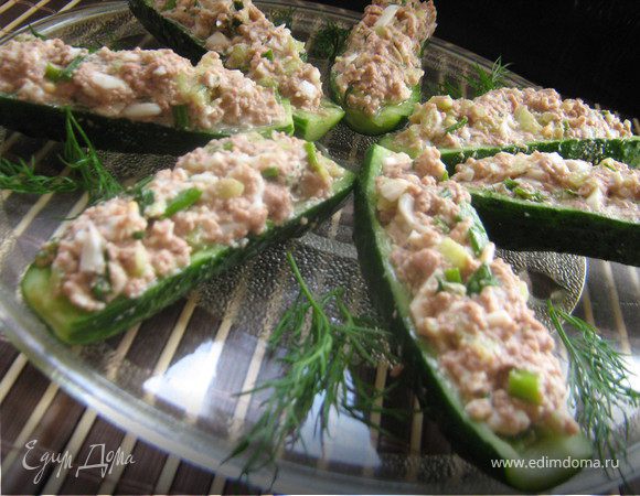 Очень быстрая и вкусная закуска.В оригинальном рецепте нужна была печень трески,но я заменила печень трески печенью минтая,очень понравилось,так как сейчас очень трудно выбрать хорошую консервированную печень трески,а печень минтая мне попалась ну очень хорошая!Приятного аппетита!