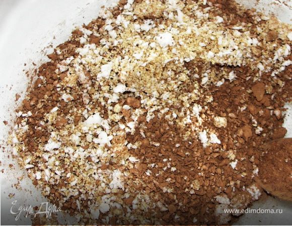 Перемешать миндаль,кокос и какао.