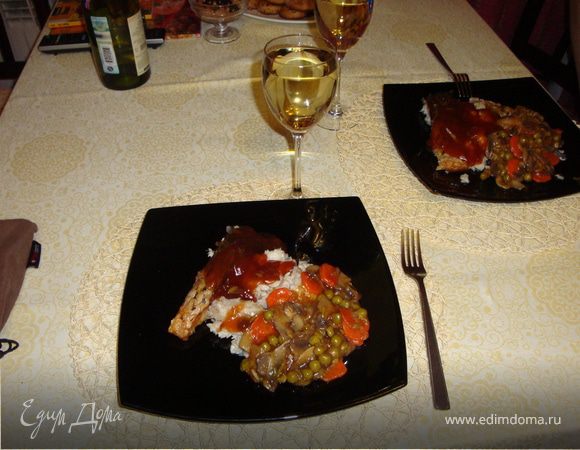 Готовую рыбу выложить на сервировочное блюдо или поделить на порционные куски и разложить по тарелкам. Рядом положить овощи с грибами, полить горячим соусом. Пригласить всех к столу и налить белого вина. Приятного аппетита!