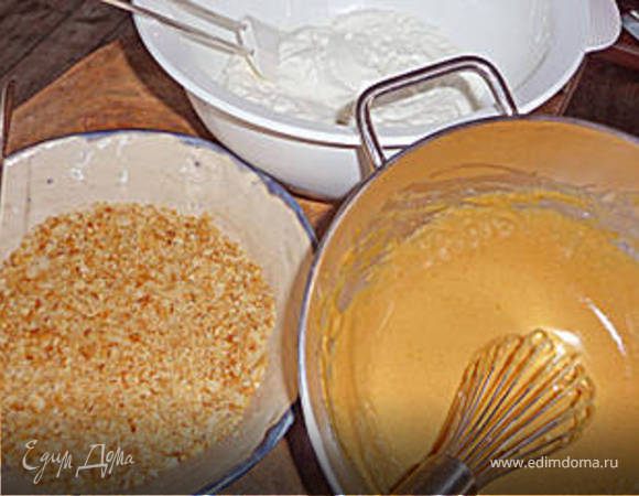 Взбить желток с сахаром на водяной бане, и тоненькой струйкой вливаем вино, как наш крем загустеет снимаем его с конфорке и даём остыть. 
Амаретти покрошить и полить апельсиновым ликёром. Сливки взбить и перемешать с кремом, который уже остыл.