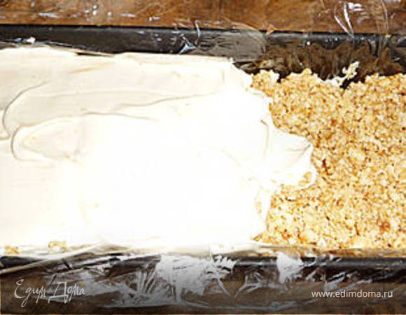 Приготовить квадратную форму, выстелить фолией и выложить 1/3 нашего крема, сверху половину печенья, потом опять 1/3 крема, опять печенье и оставшийся крем. Форму немного "потрести" что-бы лишние пузырьки воздуха вышли. Затем закрываем форму фольгой и отправляем на 12 часов в морозилку. 
Перед подачей переворачиваем форму и обмакивая нож в горячую воду разрезаем наше мороженое. Тарелку посыпаем какао, кладём кусочек мороженного и декорируем ягодами.