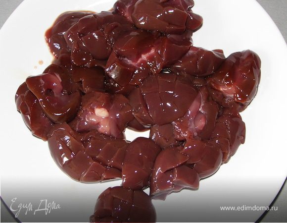 Почки помыть,обсушить.Порезать на 4 части,сначала вдоль,потом поперёк.Каждую часть надшинковать очень острым ножом не дорезая до конца 2-3 млм.