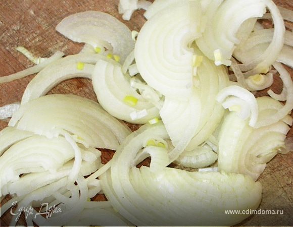 Нашинковаь очищенный лук.