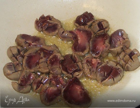 Разогреть вок с маслом на максимальном огне.Выложить почки.Добавить перец и зиру.