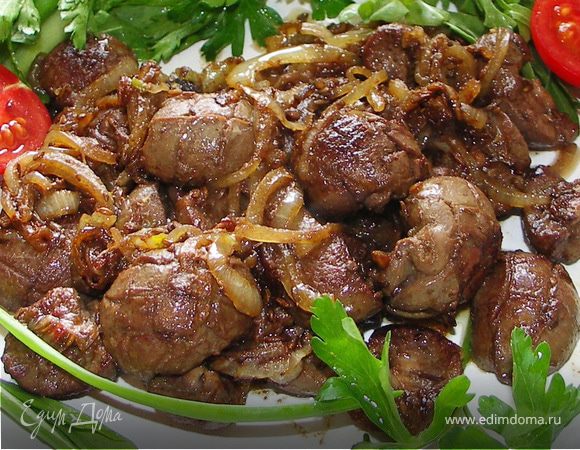 Когда почки подрумянятся добавить соевый соус и лук.Всё вместе обжарить ещё несколько мин.Всё готово!Кушать со свежуй зеленью чуть сбрызнутой лимонным соком.Угощайтесь))Вкус потрясающий!:))