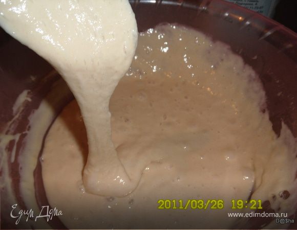 Смешать теплое молоко с дрожжами, добавить соль,сахар и поставить тесто "гулять"(на несколько часов), периодически помешивая.