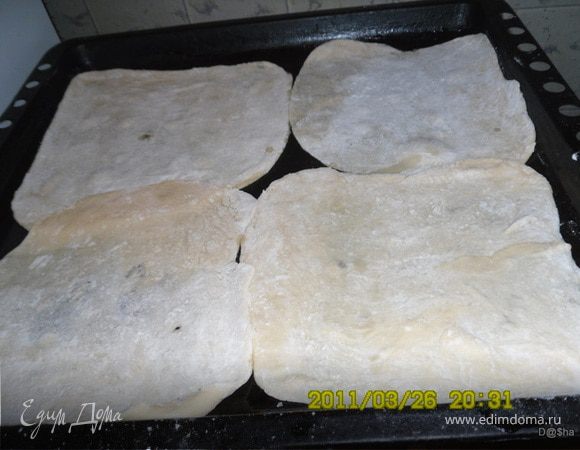 Раскатать тесто.Можно сделать одну большую заготовку.У меня 4 поменьше.Из этого количества теста выходит 2 противеня.Я обычно делаю один.А вторую половину теста  заворачиваю в пищевую пленку и ложу в морозилку.
Смазать слегка противень раст. маслом и выложить заготовки на противень.