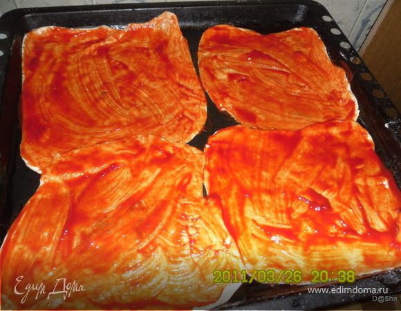 Смазать заготовки томатной пастой