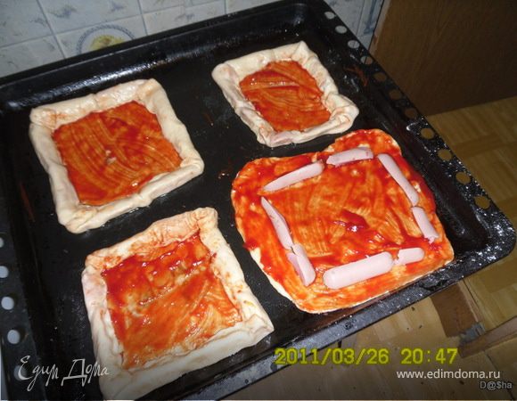 Сосиски порезать на 4 части(в длину), уложить ближе к краю и завернуть в виде бортиков