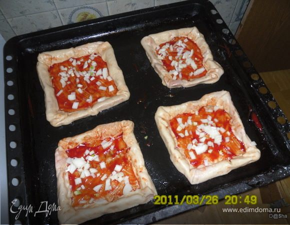 Посыпать серединку луком.