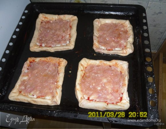 Выложить куриный фарш(посоленный и со специями).