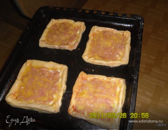 Смазать все желтком или яйцом(у меня оставались желтки от безе)