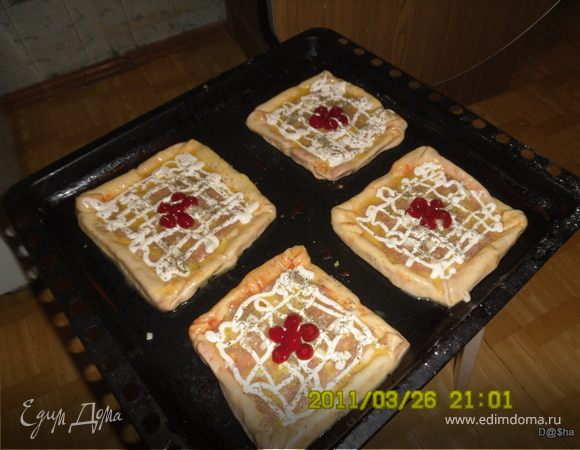 Сделать сеточку из майонеза,посыпать специями, зеленью(у меня сушеный эстрагон и базилик)