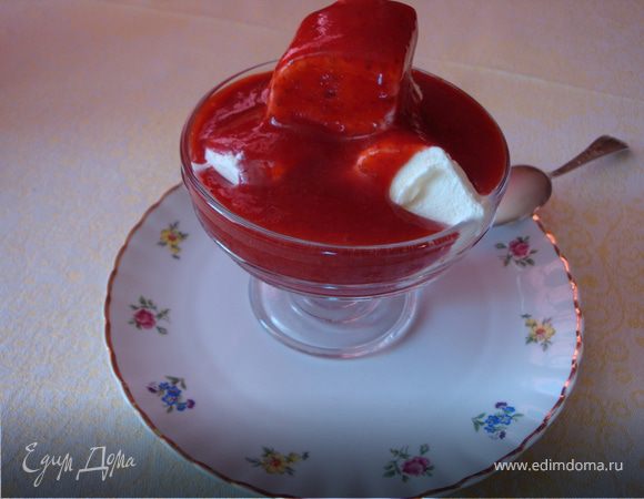 Разложить мороженое по креманкам и полить клубничным соусом.