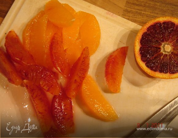 Из очищеных апельсинов вырезать филе и удалить кости.Лук и кинзу мелко нарезать.