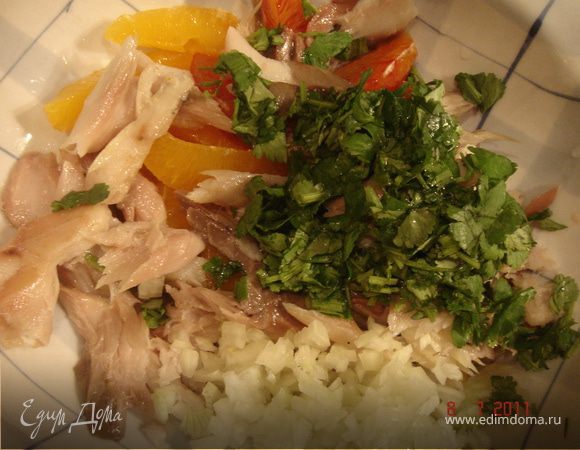 Смешать майонез,йогурт и сок лимона в салатнике.Добавить апельсины,рыбу,лук и кинзу.Посолить,поперчить по вкусу. Выбрать салатные листья ввиде тарелочек.Выложить в них салат и украсить хрустящим миндалем. 
Приятного аппетита!