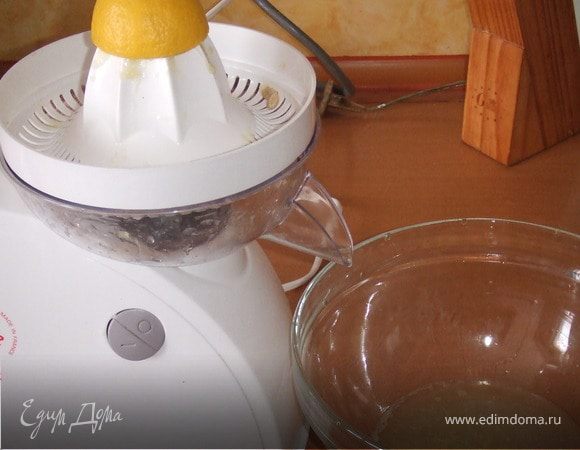 Берем лимон и выдавливаем сок. 