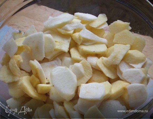 Яблоки помыть, почистить от кожуры, вырезать сердцевину и тонко нарезать.