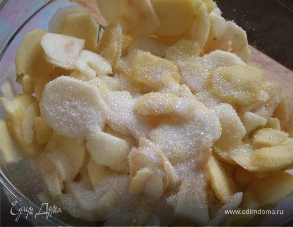 Выложить в удобную посуду, добавить лимонный сок, сахар и осторожно перемешать.