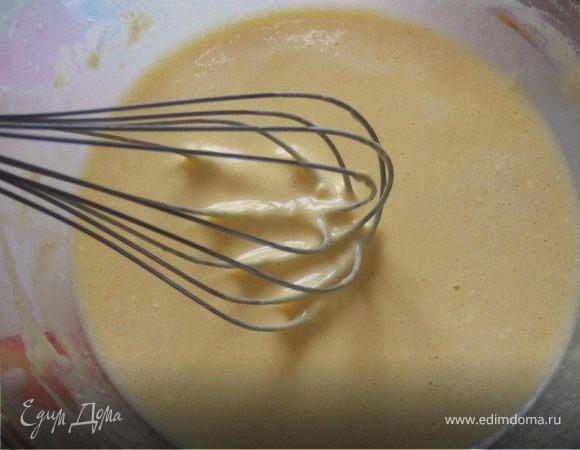 Берем яйца, желтки отделяем от белков. Белки взбиваем до образования белой пены.