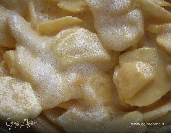 Мучную смесь смешать с яблоками.