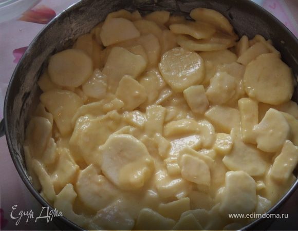 Форму (у меня 24d) смазываем маслом и посыпаем мукой.  Выкладываем тесто.