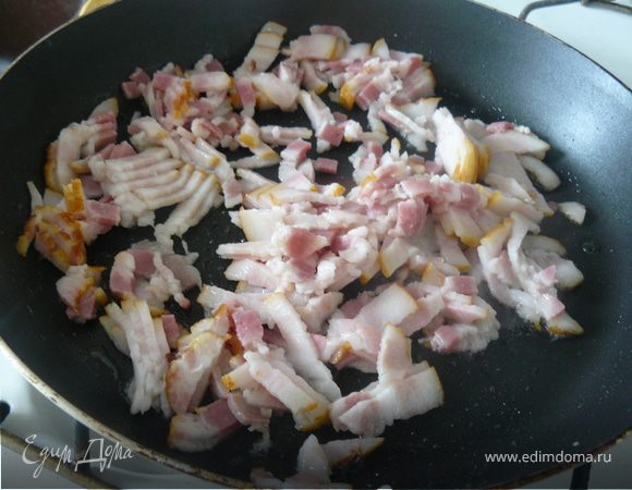 Мелко порубить бекон и выложить в горячую сковороду с 2ст.л. оливкового масла. И обжарить до золотистого цвета.