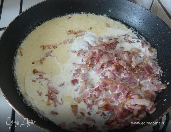 Выливаем на сковороду сливки, ставим на мелкий огонь и помешивая доводим до кипения. Добавляем вино и выпариваем его пару минут.