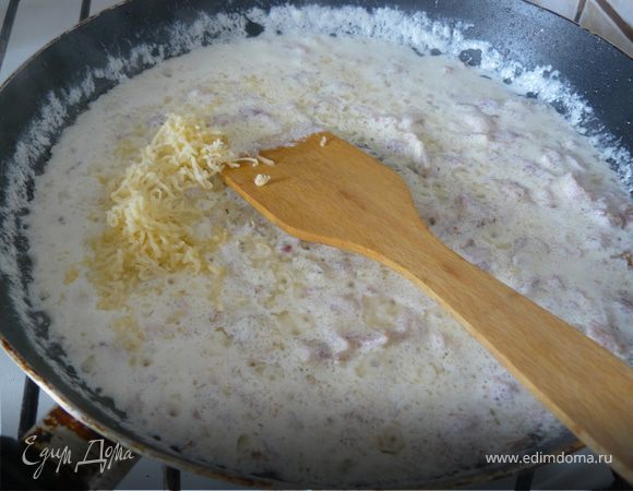 Затем высыпаем мелко натертый сыр и 1 желток, готовим соус до загустения еще 2 минуты.