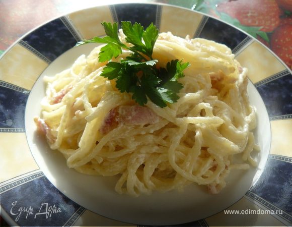 Можно подавать не смешивая поливая соусом пасту прямо в тарелке. Посыпать тертым сыром. Bon Appetit!)))