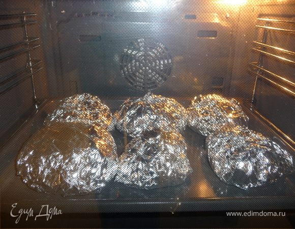 "Запаковываем" конвертик: складываем фольгу от углов к центру, крепко сжимаем получившийся сверток, накрываем еще одним листом фольги, но уже в другом направлении, чтобы места соединения первого и второго слоя не совпадали - так максимально предотвратим потерю сока во время жарки. 
Ставим в предварительно разогретую до 200 градусов духовку на 1 час. 
Также это просто обалденно готовится на мангале в углях - время сокращается минимум вдвое, плюс добавляется ни с чем не сравнимый аромат!