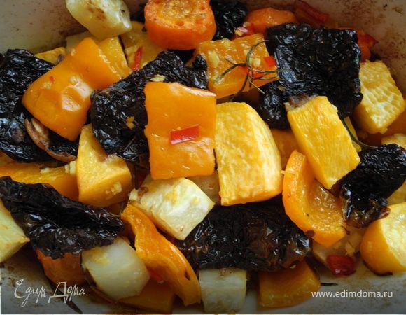 Сначала приготовим  заправку.
Мелко порезать имбирь и перец чили (обязательно предварительно удалить семена из чили). Оборвать листочки розмарина с веточки. Чеснок лучше потереть на мелкой терке. Смешать имбирь, чили, чеснок, розмарин, соль и оливковое масло.
Все овощи порезать кубиками, искупать в заправке. Уложить в огнеупорную форму, добавить вяленые помидоры и запекать в духовке, разогретой до 200 градусов 20-30 мин. Хорошая альтернатива привычным гарнирам или самостоятельное блюдо для постящихся.