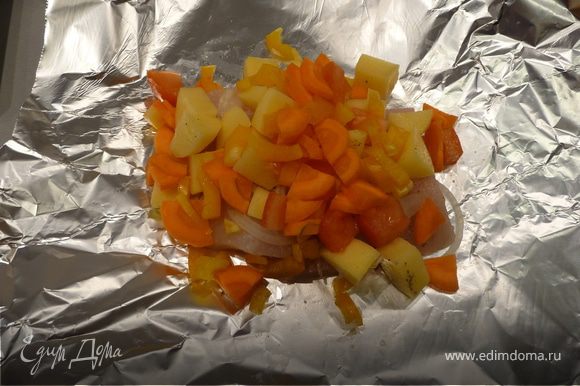 В центр листа фольги (25-30 см) выкладываем слоями: рыбу, лук, картошку, помидоры, болгарский перец, морковь. Все слои немного солим и перчим.