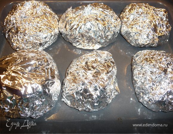 Собираем конвертик: фольгу заворачиваем от углов к центру, сильно защипляем получившийся сверток, чуть сдавливаем, чтобы он был плотным. Накрываем вторым листом фольги и защипляем так, чтобы места стыков на первом и втором листе не совпадали (чтобы не терять сок во время жарки).
Ставим в предварительно разогретую до 200 градусов духовку примерно на один час.
Также это блюдо можно приготовить в мангале на углях - время сократиться примерно вдвое. 