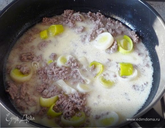 Посыпать 
мукой и перемешать. Влить вино, 100мл воды и сливки, вскипятить. 