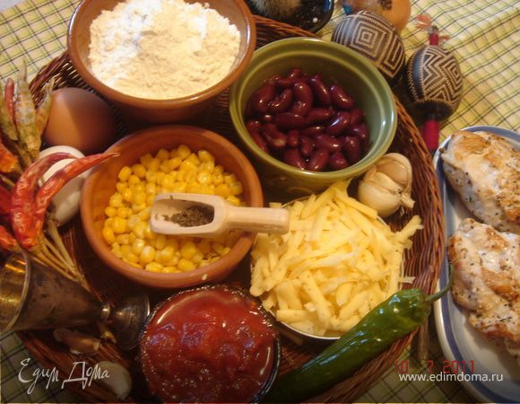 Курицу нарезать на небольшие кусочки,смешать с кукурузой и фасолью.