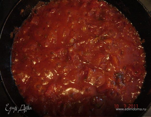 В ступке растереть тмин с кориандром.Лук мелко нарезать и обжарить на раст.масле. Добавить мелко нарезанный жгучий перец(я кладу зеленый,если любите поострее,то красный),специи и томаты.Чуть протушить.Снять с огня.Разделить на 2 части.